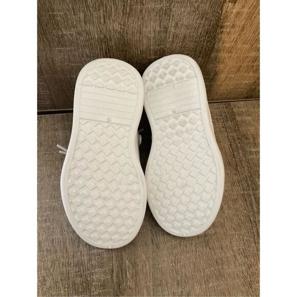 DOT & Zazz Toddler Size 6 Girls Heart Cut Out Athletic Sneakers - Picture 6 of 11